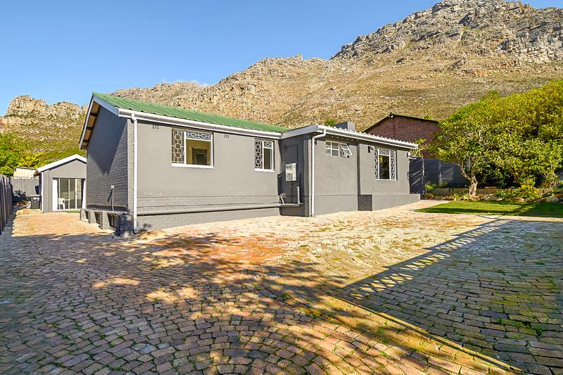 To Let 4 Bedroom Property for Rent in Lakeside Western Cape